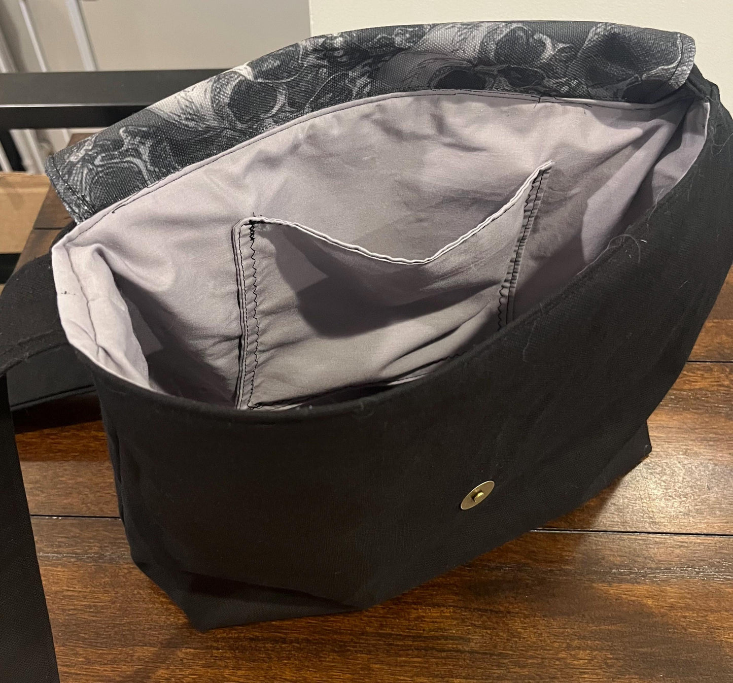 Messenger bag w/multi-skull
