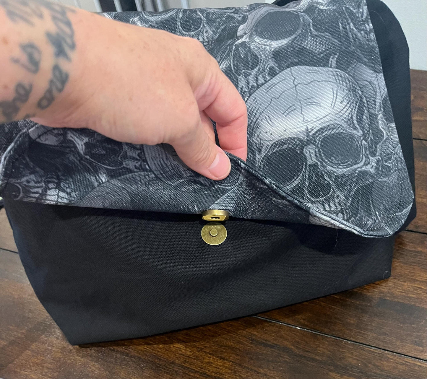 Messenger bag w/multi-skull