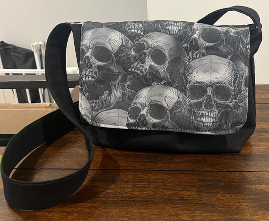 Messenger bag w/multi-skull